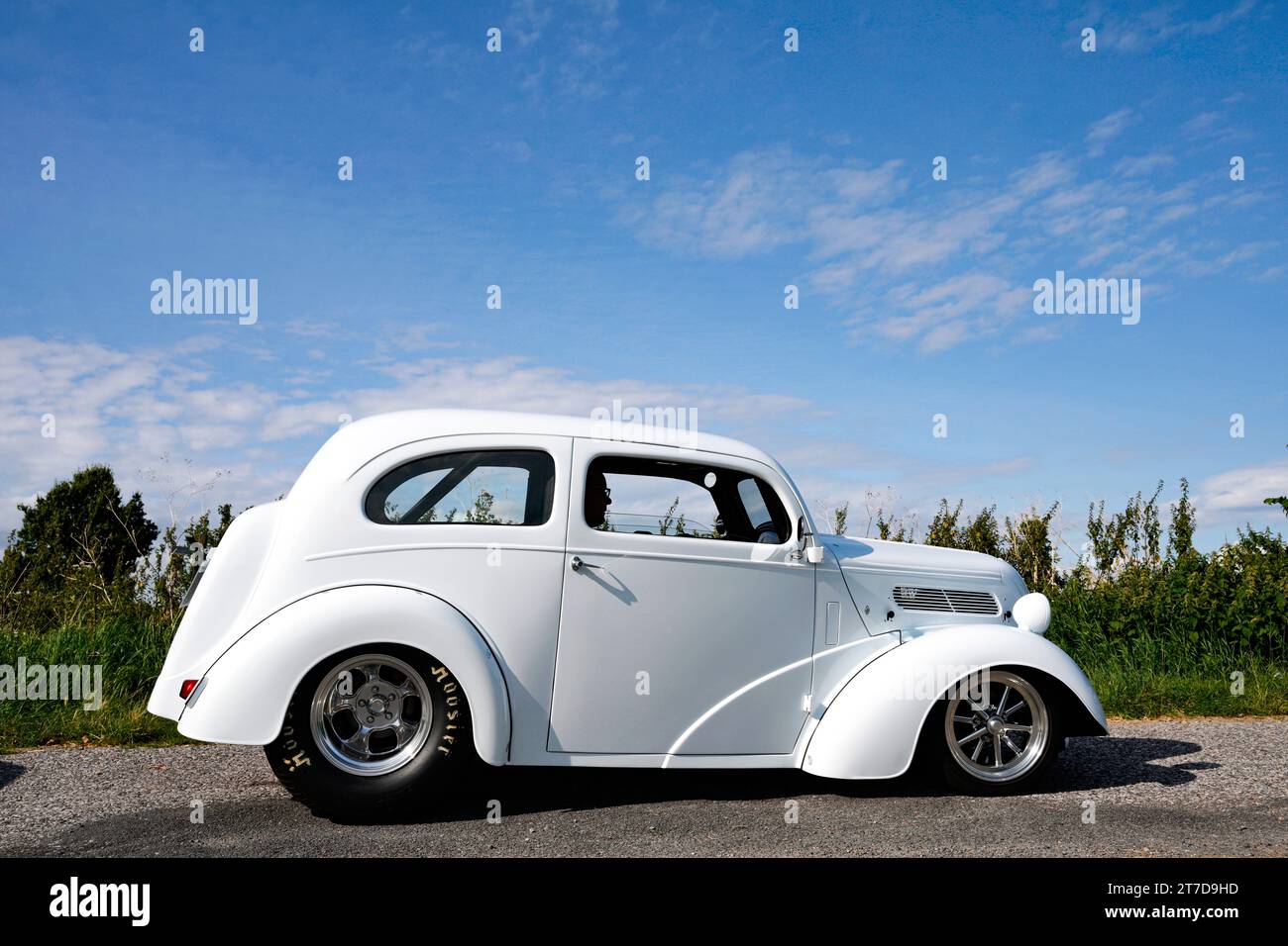 Blanc 1956 Ford populaire voiture personnalisée Banque D'Images