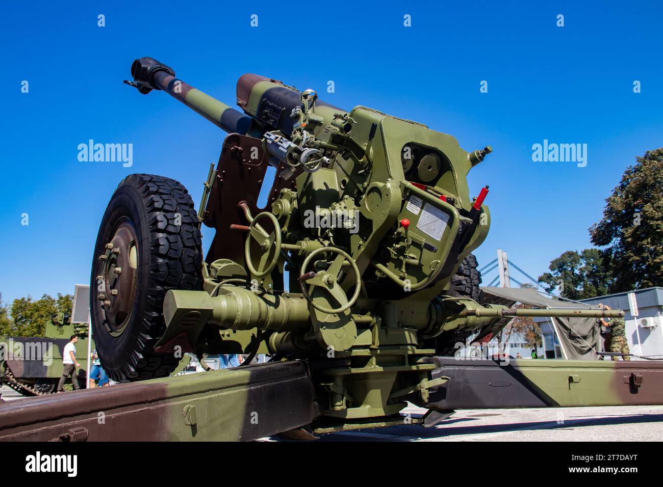Obusier antichar et antichar d'artillerie de gros calibre, exposé à la foire internationale d'armement à Belgrade, Serbie Banque D'Images