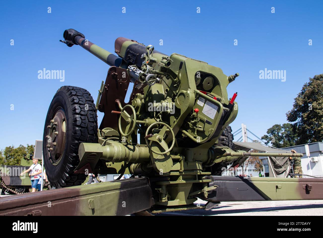 Obusier antichar et antichar d'artillerie de gros calibre, exposé à la foire internationale d'armement à Belgrade, Serbie Banque D'Images