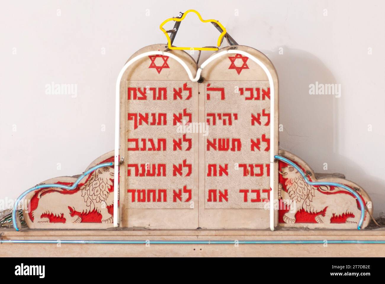 Petit modèle des dix Commandements tablettes de pierre de la Bible hébraïque écrites en hébreu en peinture rouge sur un piédestal dans une synagogue en Israël. Banque D'Images
