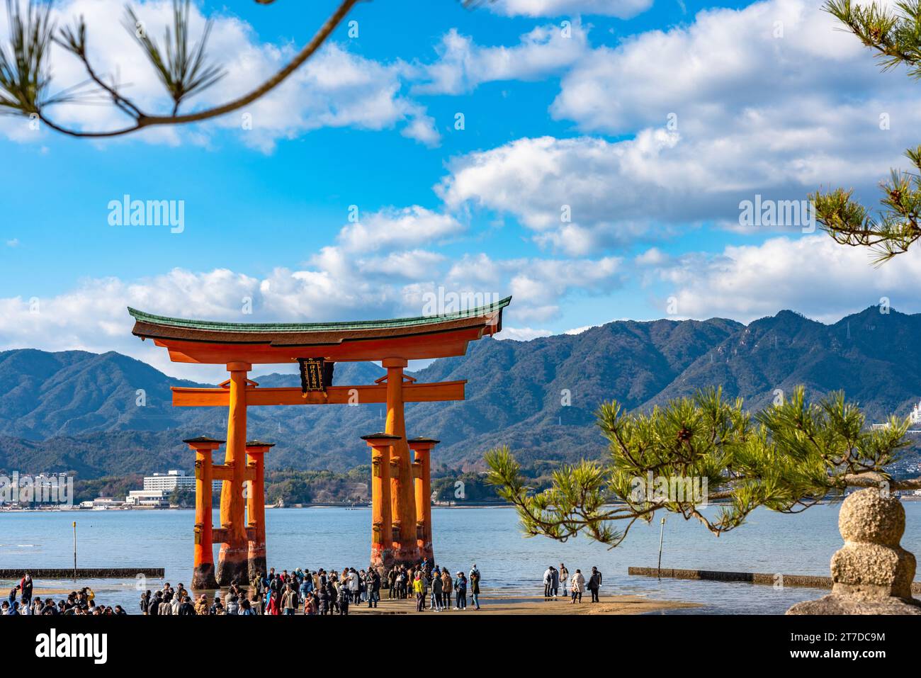 La porte géante géante orange flottante Grand O-Torii se dresse sur la plage de la baie de l'île de Miyajima à marée basse devant le sanctuaire Itsukushima par jour ensoleillé. Hiroshima ci Banque D'Images