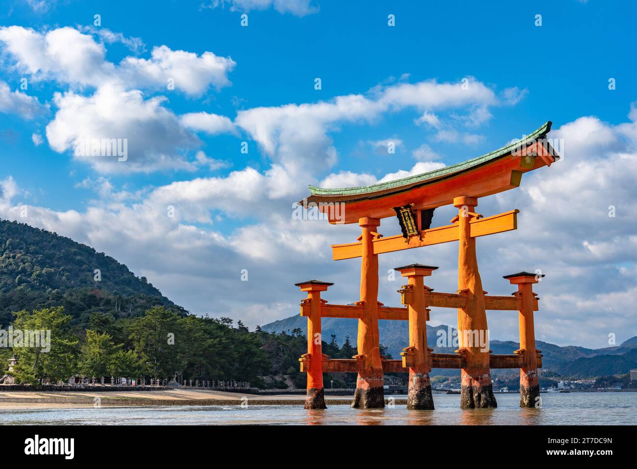La porte géante géante orange flottante Grand O-Torii se dresse sur la plage de la baie de l'île de Miyajima à marée basse devant le sanctuaire Itsukushima par jour ensoleillé. Hiroshima ci Banque D'Images