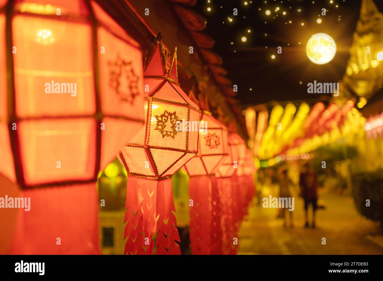 Cent mille Lantern Festival à Lamphun les gens accrochent des lanternes lumineuses colorées au temple Wat Phra que Hariphunchai Banque D'Images