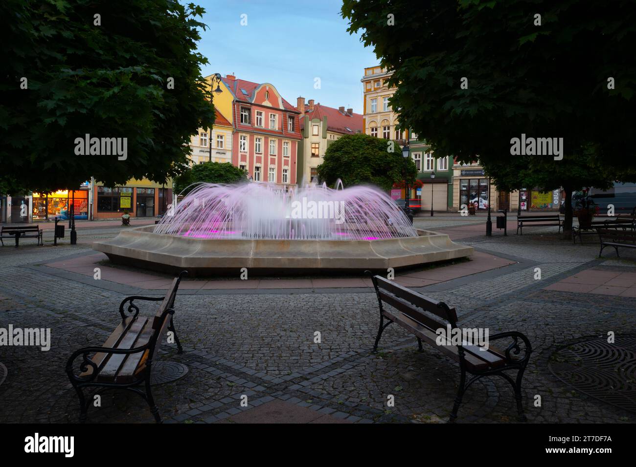 2022-08-29 Fontaine sur la place du marché à Walbrzych, Polan Banque D'Images