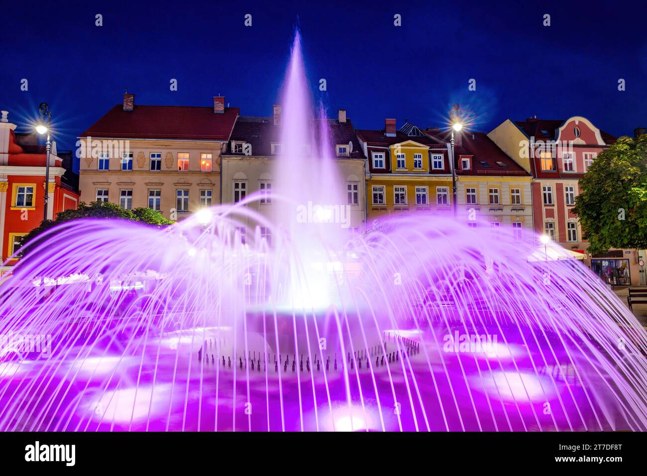 2022-08-29 Fontaine d'éclairage de nuit sur la place du marché à Walbrzych, Polan Banque D'Images