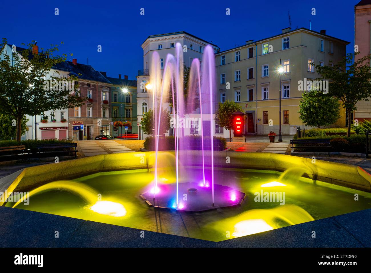 2022-08-29 éclairage de nuit et une fontaine dans la partie historique de la ville. Walbrzych, Polan Banque D'Images