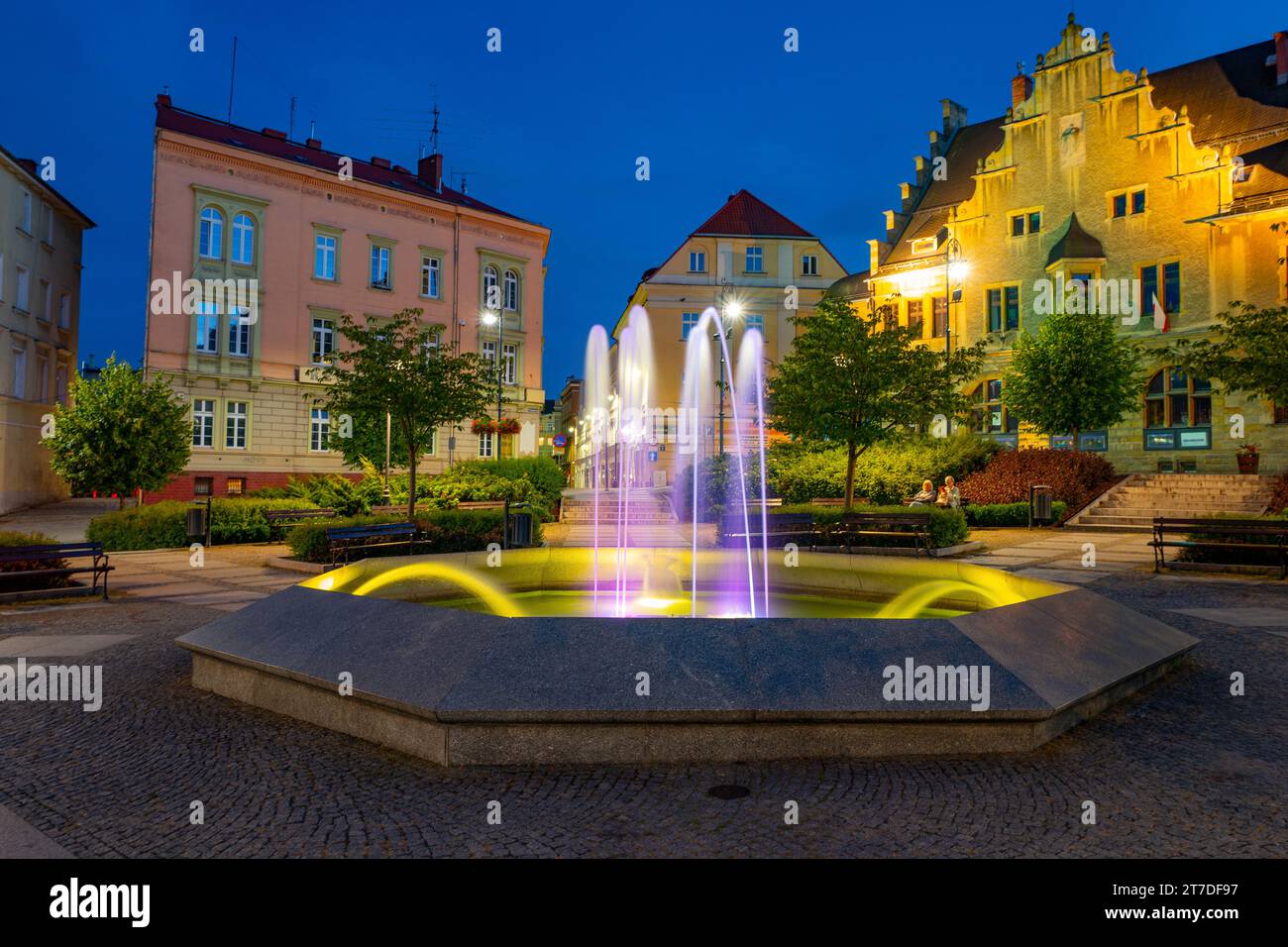 2022-08-29 éclairage de nuit et une fontaine dans la partie historique de la ville. Walbrzych, Polan Banque D'Images