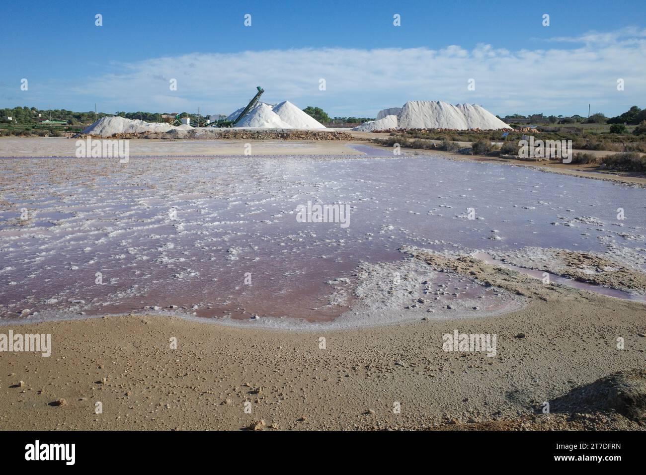 Majorque, Espagne - nov 1 2023 : récolte naturelle du sel aux Salines des Trenc Banque D'Images