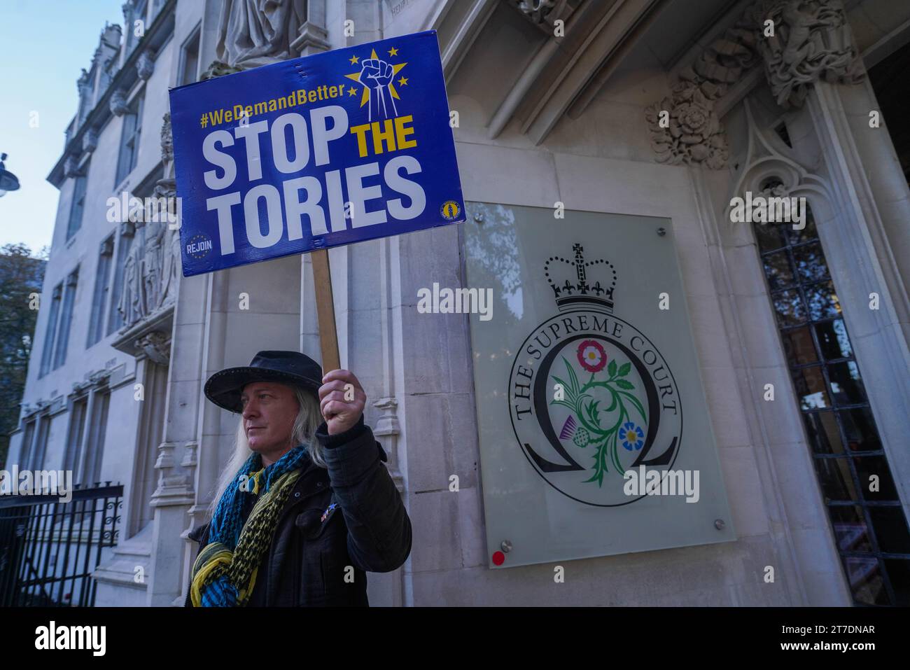 Londres, Royaume-Uni. 15 novembre 2023. Un manifestant anti-Tory devant la Cour Suprême avec une pancarte contre la déportation des migrants. Le gouvernement a fait appel à la Cour suprême pour expulser les migrants illigues vers le Rwanda, pays d’Afrique centrale, après que les juges ont jugé le plan illégal. Le plan d'Ayslum du Rwanda était un élément central des politiques d'immigration du Parti conservateur sous les premiers ministres Boris Johnson, Liz Truss et Rishi Sunak. Crédit : amer ghazzal/Alamy Live News Banque D'Images