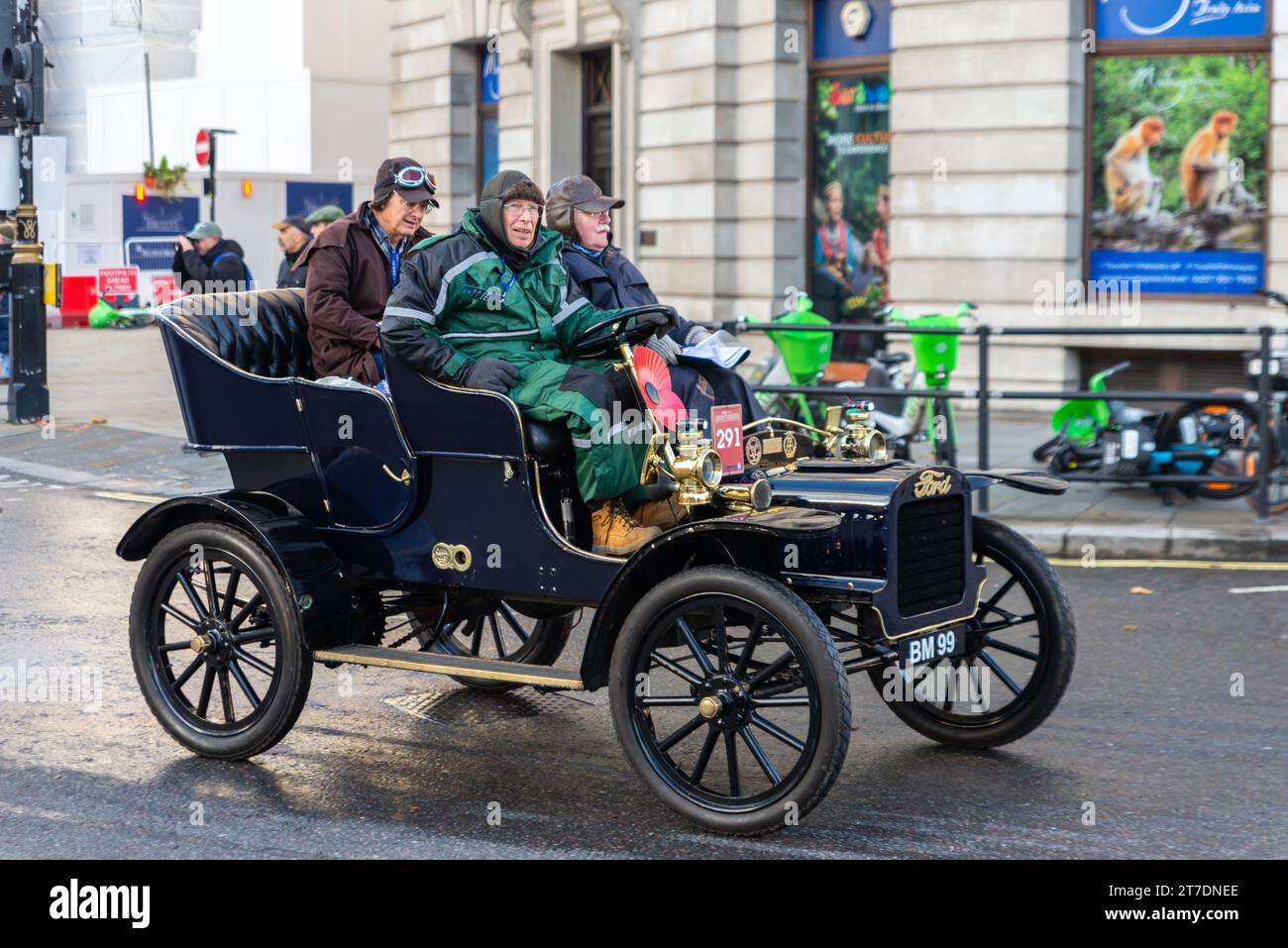 1904 Ford modèle C voiture vintage participant à la course de voitures vétérans de Londres à Brighton, événement automobile vintage passant par Westminster, Londres, Royaume-Uni Banque D'Images