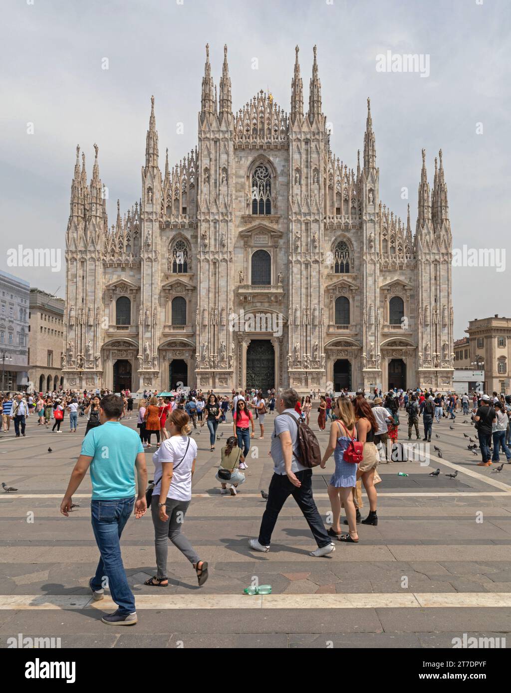 Milan, Italie - 15 juin 2019 : foule de gens sur la place en face du Duomo di Milano massive cathédrale gothique le jour de l'été. Banque D'Images