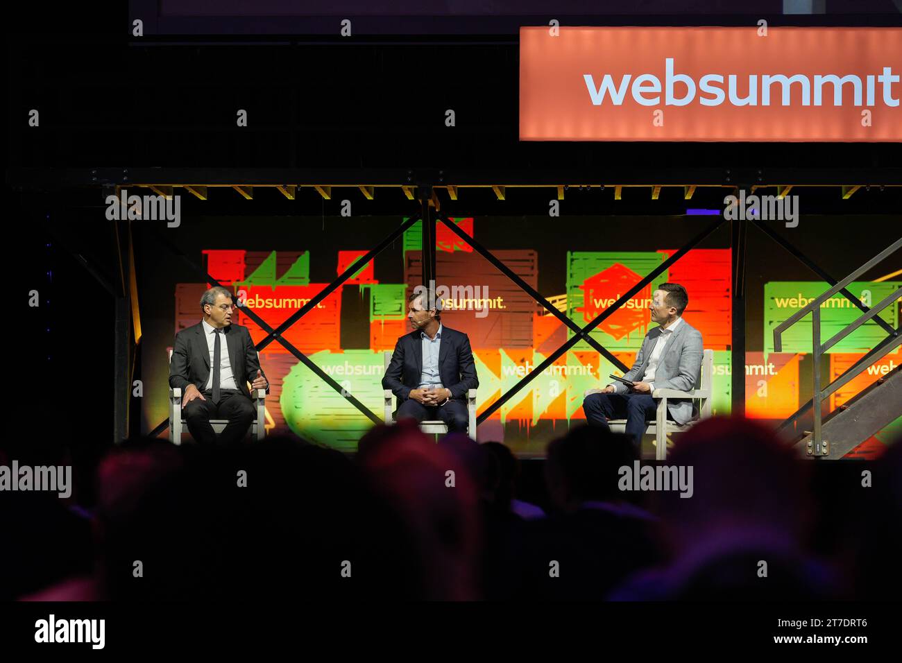 Lisbonne, Portugal. 14 novembre 2023. Damien Comolli (à gauche), Président du Toulouse football Club, André Villas-Boas (à droite), responsable football, et Adam Leventhal (à droite), journaliste et diffuseur à l’Athletic and Sky Sports, s’adressent au public lors de la première journée du Web Summit 2023 à Lisbonne. Crédit : SOPA Images Limited/Alamy Live News Banque D'Images