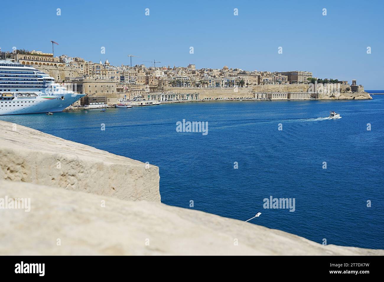 LA VALETTE, MALTE - 19 MAI 2022 : liner dans le canal à la capitale européenne, ciel bleu clair dans la chaude journée ensoleillée de printemps. Banque D'Images