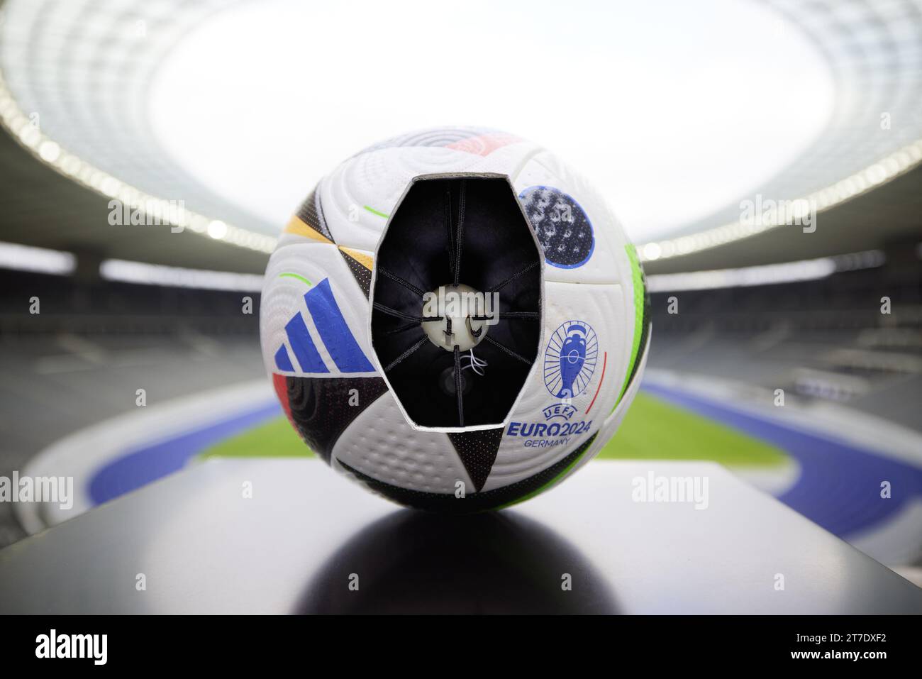 Présentation de la balle de match Euro 2024 Adidas 'Fussballliebe'. Pour la première fois, le ballon de match officiel du Championnat d'Europe de football de l'UEFA sera équipé de la technologie de ballon connecté. La technologie envoie des données de balle précises aux arbitres vidéo en temps réel. En combinant les données de position des joueurs avec l'intelligence artificielle, l'innovation contribue à la technologie semi-automatique hors-jeu de l'UEFA, permettant des décisions de match plus rapides, le 15 novembre 2023 à l'Olympiastadion de Berlin, Allemagne - photo Adidas/via/DPPI Media Banque D'Images