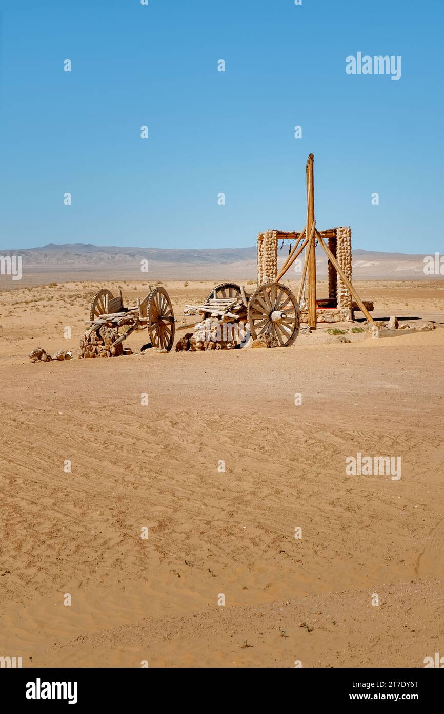 Vieux charrettes en bois près de la forteresse Ayaz Qala dans le désert de Kyzylkum, en Ouzbékistan Banque D'Images