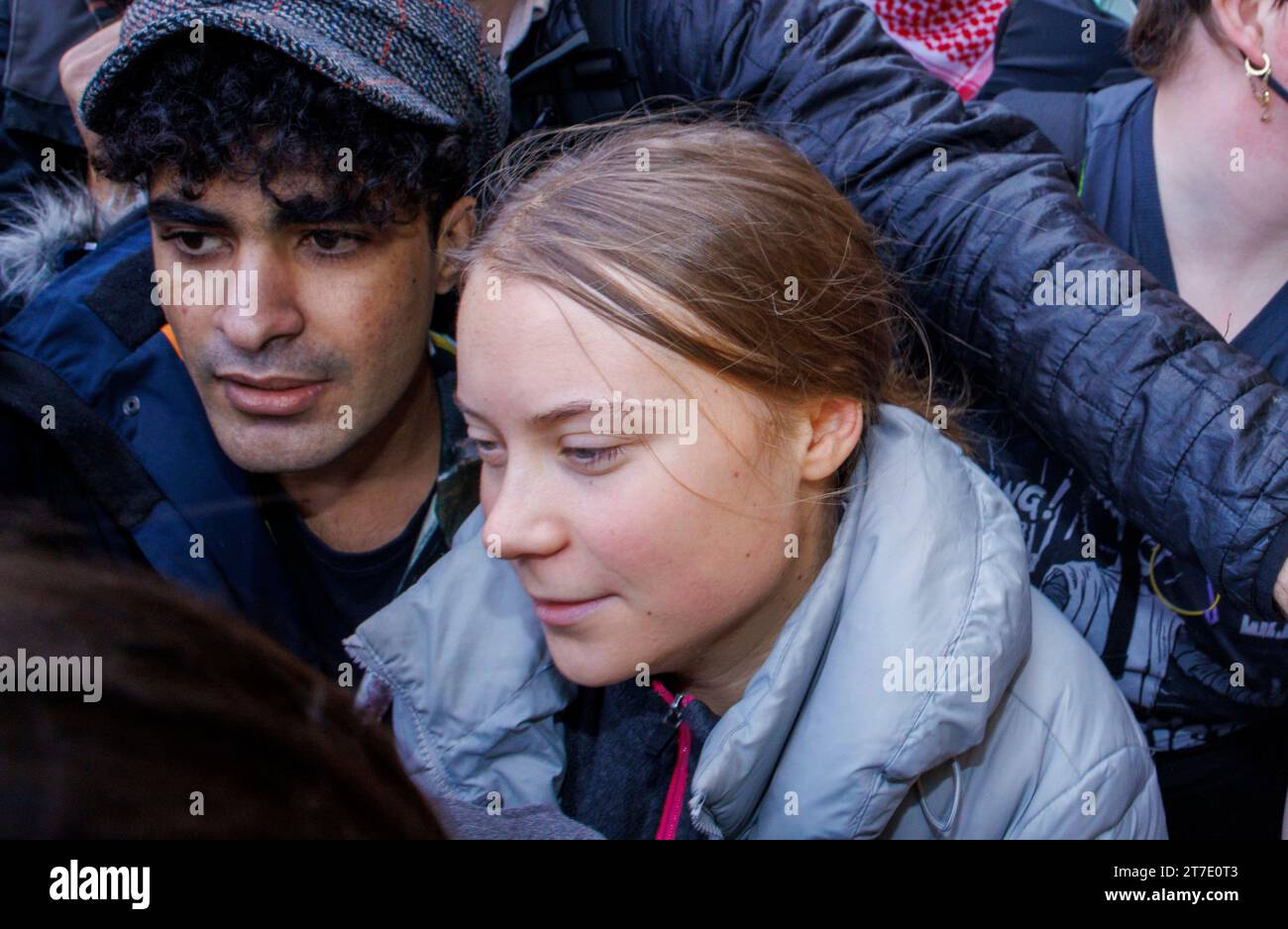 Londres, Royaume-Uni 15 novembre 2023 Greta Thunberg, militante pour le climat, quitte Westminster magistrates court. Elle est accusée en vertu de l'article 14 de la Loi sur l'ordre public. Il y a eu une manifestation devant l'hôtel Intercontinental où il y avait un forum Energy Intelligence et extinction Rebellion a manifesté dehors. Elle a plaidé non coupable. Banque D'Images