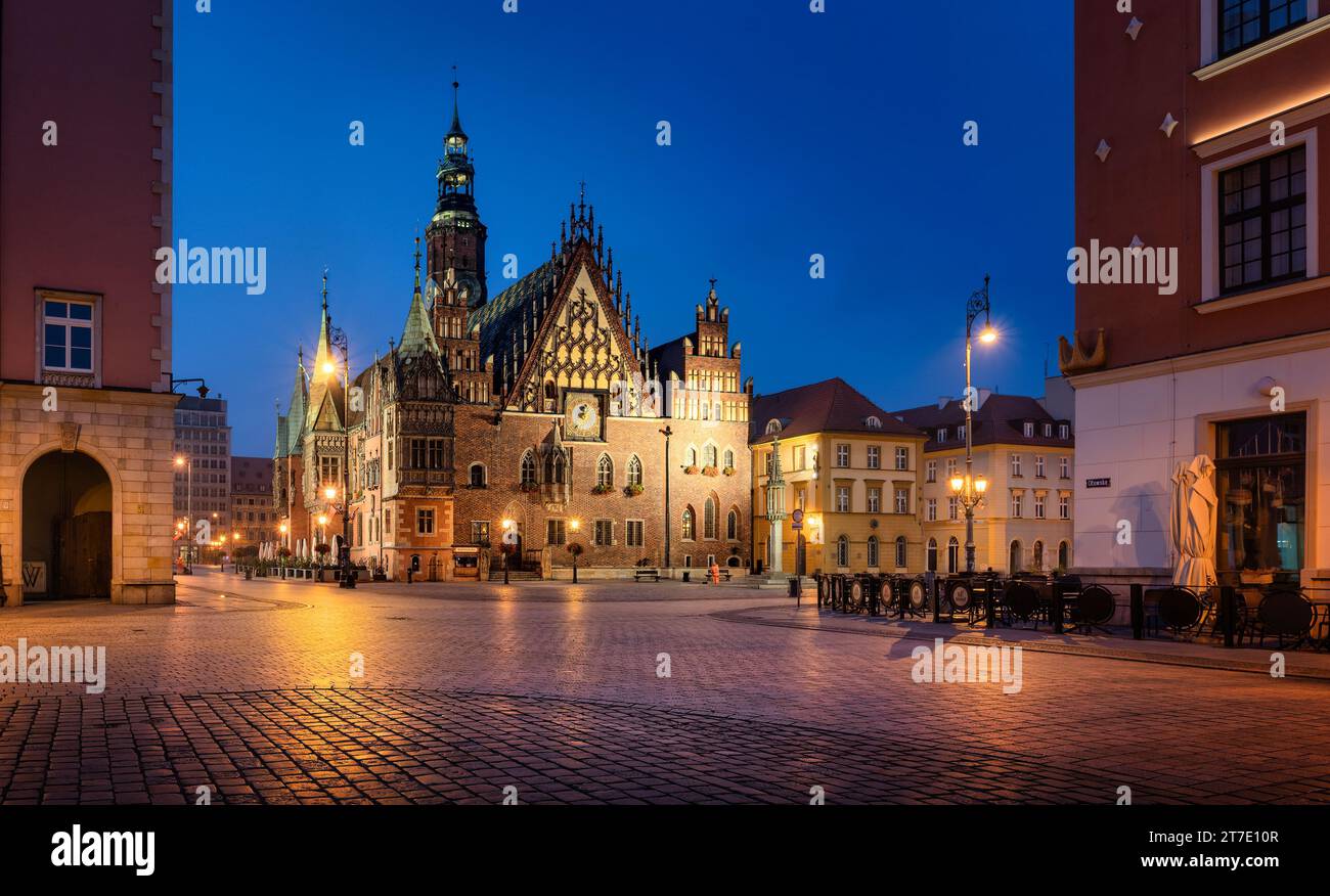 Place Rynek (place du marché) avec façade de l'hôtel de ville illuminée la nuit à Wroclaw, Silésie, Pologne Banque D'Images