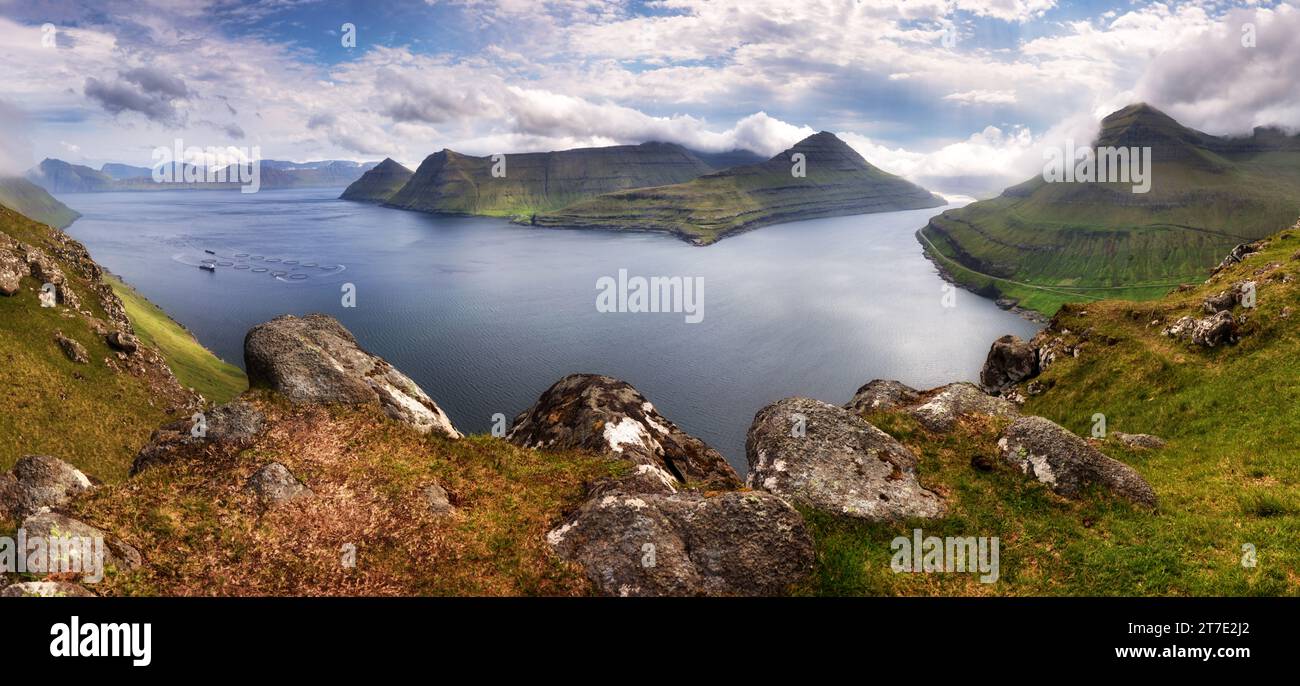 Paysage panoramique de montagnes spectaculaires et de fjords près du village de Funningur de la montagne Hvithamar dans les îles Féroé, Danemark. Banque D'Images