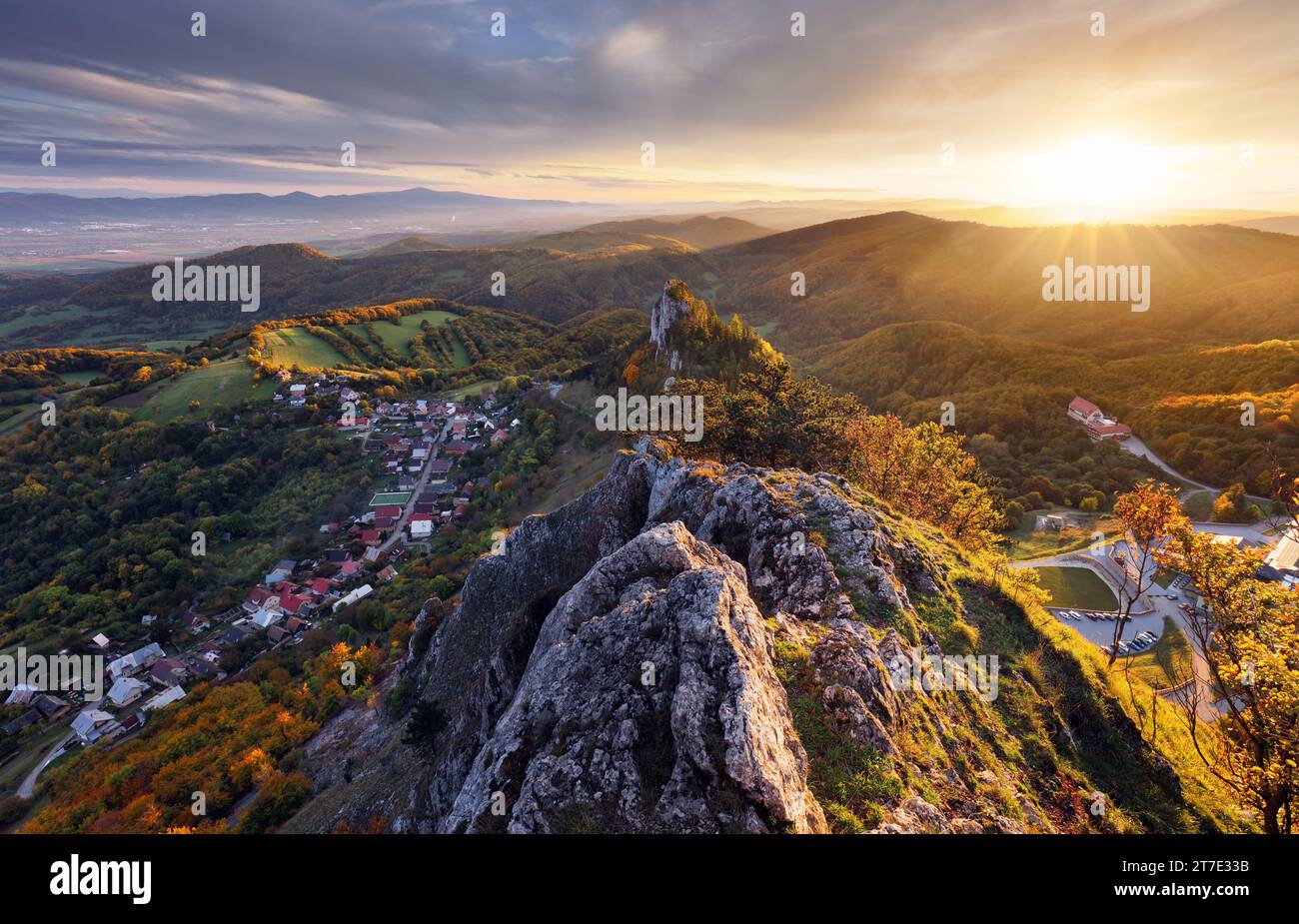 Vue sur le paysage d'automne avec montagnes rocheuses en arrière-plan. La Réserve naturelle nationale de Vrsatec dans les montagnes des Carpates blanches, Slovaquie, Euro Banque D'Images