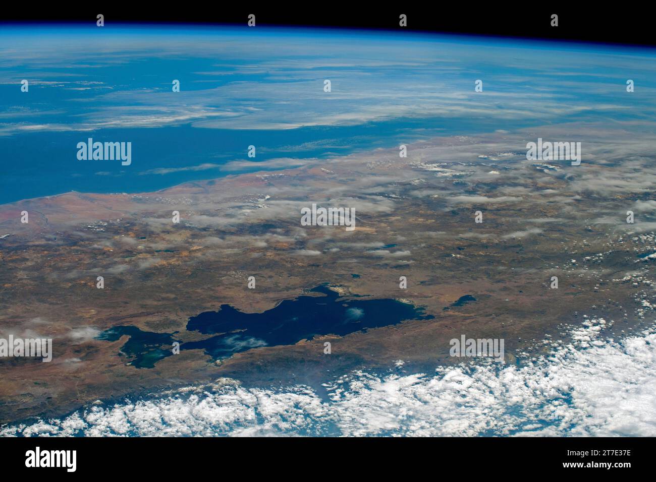 PÉROU - 29 octobre 2023 - le lac Titicaca, un lac d'eau douce niché entre le Pérou et la Bolivie dans les Andes, est photographié depuis l'International Banque D'Images