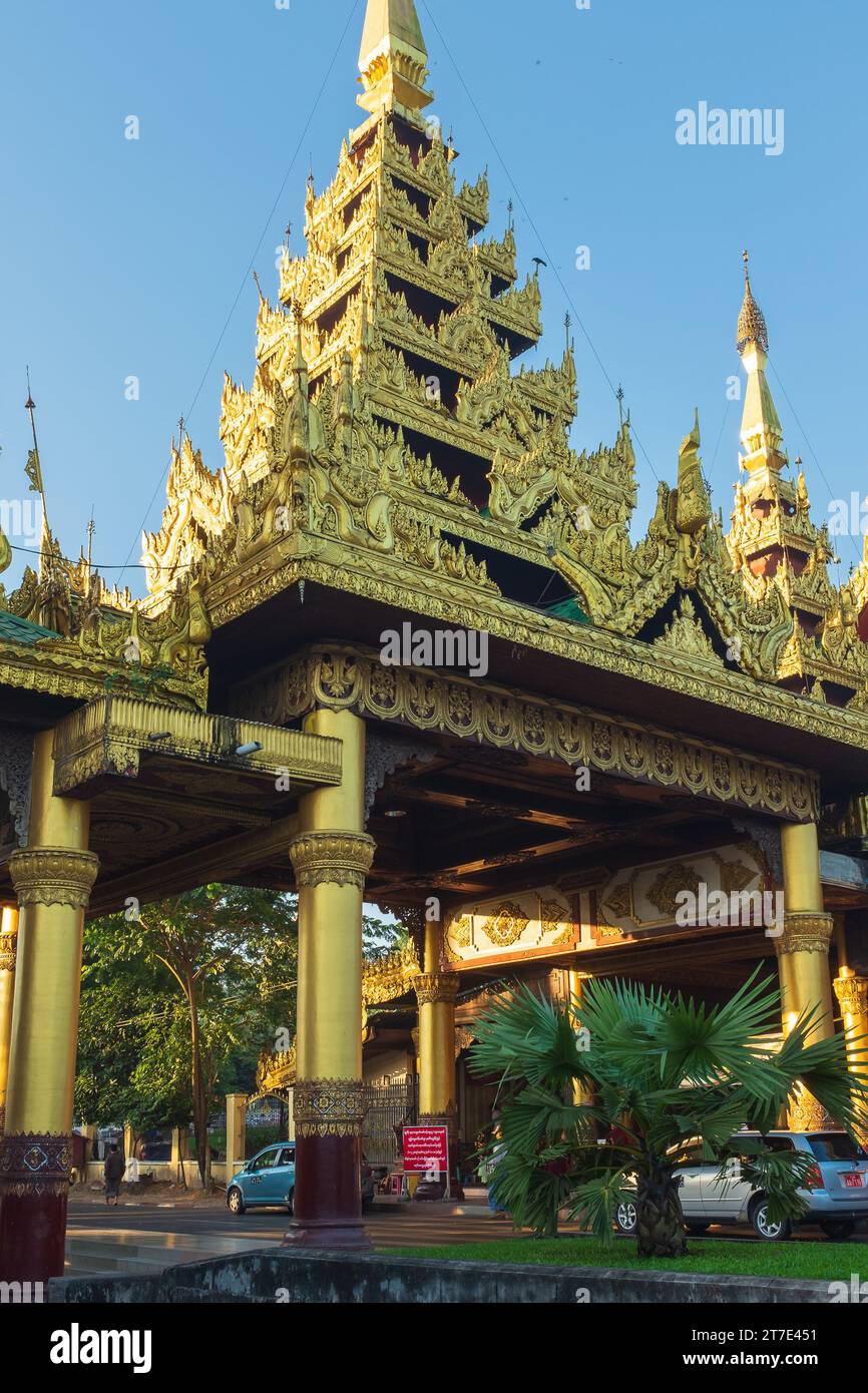 Yangon, Myanmar. Un tir à faible angle permet de bien voir les toits à sept niveaux (pyatthat) d'une passerelle couverte menant à la pagode Shwedagon Banque D'Images