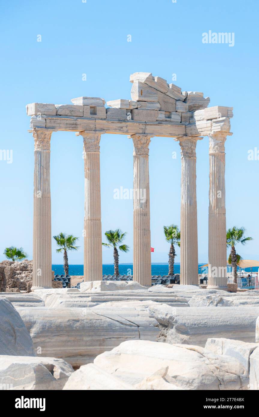 Les anciennes ruines romaines du temple d'Apollon à côté, en Turquie. Banque D'Images