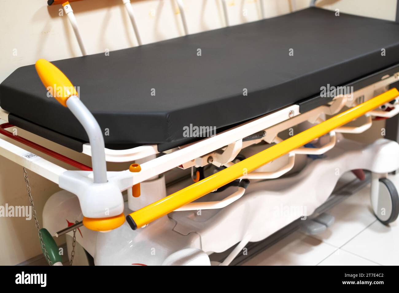 Vue rapprochée du lit d'hôpital ou de la civière avec l'arrière-plan du couloir Banque D'Images