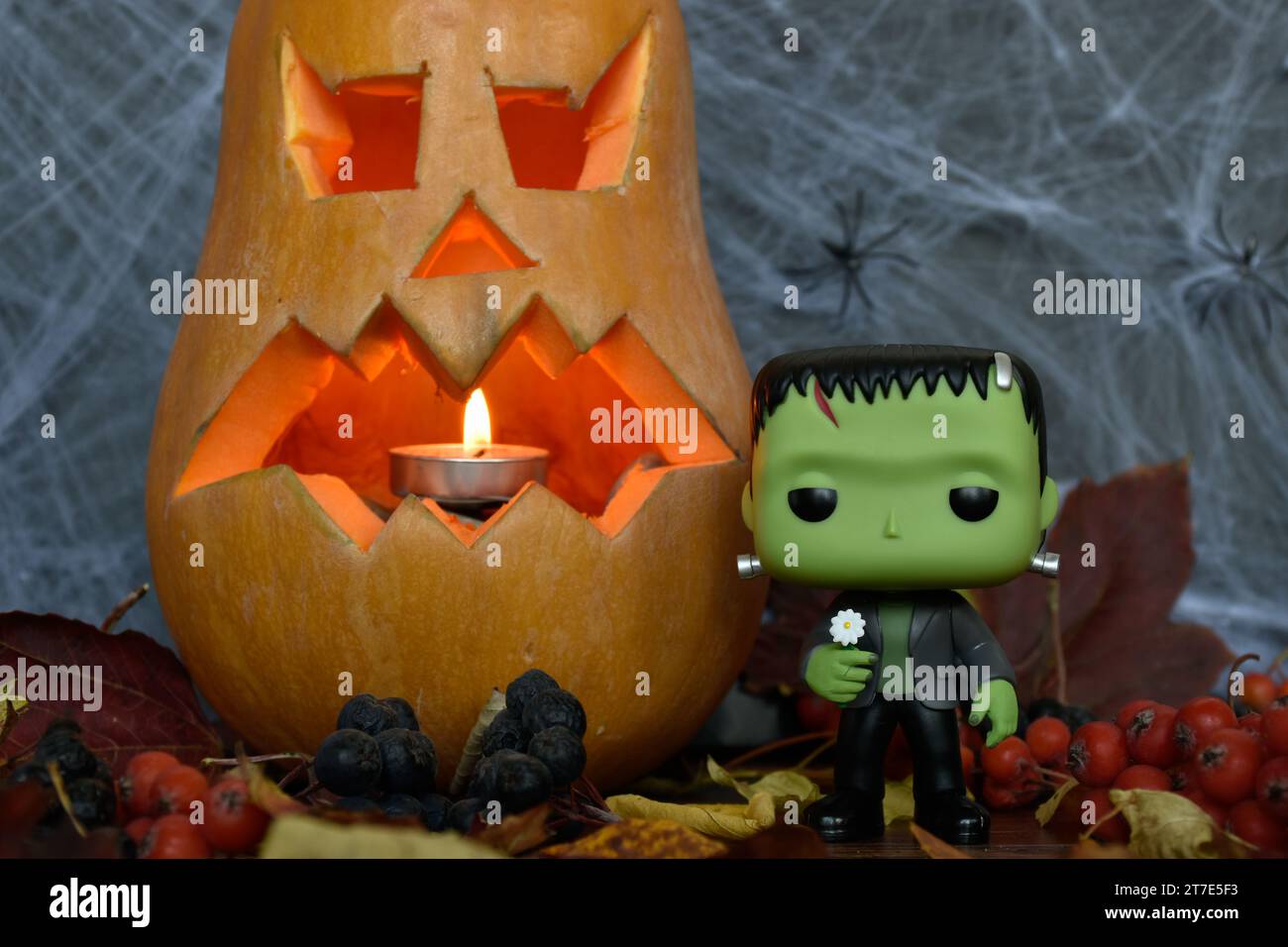 Funko Pop figurine d'action du monstre de Frankenstein du film d'horreur classique. Halloween, Jack o lanterne, toile d'araignée, feuilles d'automne, effrayante, hanté. Banque D'Images