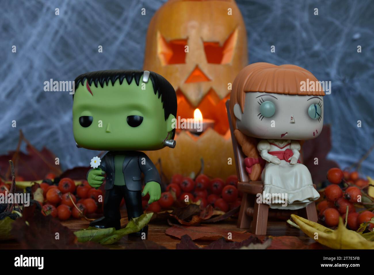 Funko Pop figurines d'action des personnages d'horreur Frankenstein monstre et poupée hantée Annabelle. Halloween, Jack o lanterne, toile d'araignée, feuilles d'automne. Banque D'Images