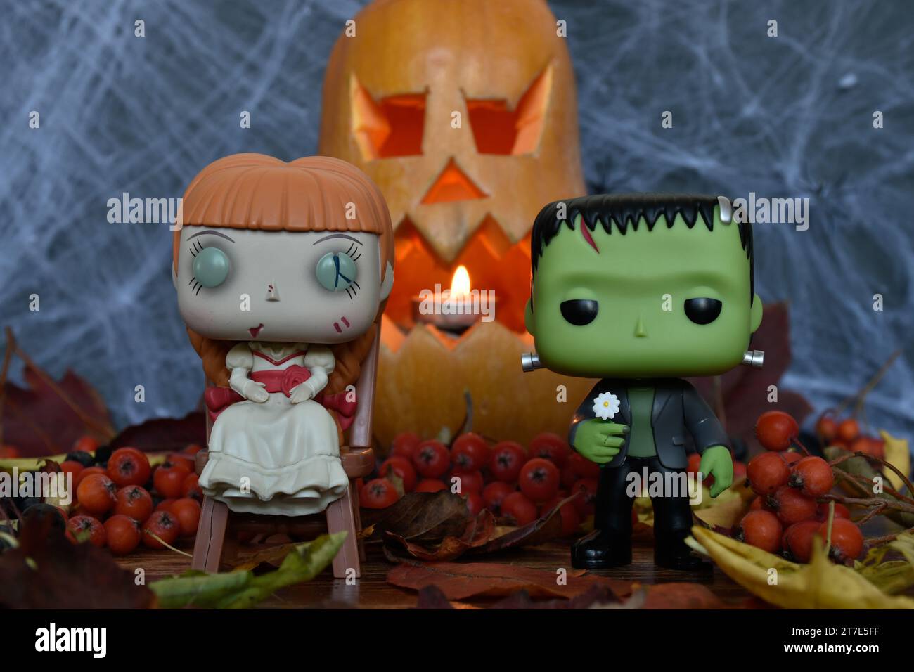 Funko Pop figurines d'action de personnages d'horreur hanté la poupée Annabelle et le monstre de Frankenstein. Saison d'Halloween, Jack o lanterne, toile d'araignée, feuilles. Banque D'Images