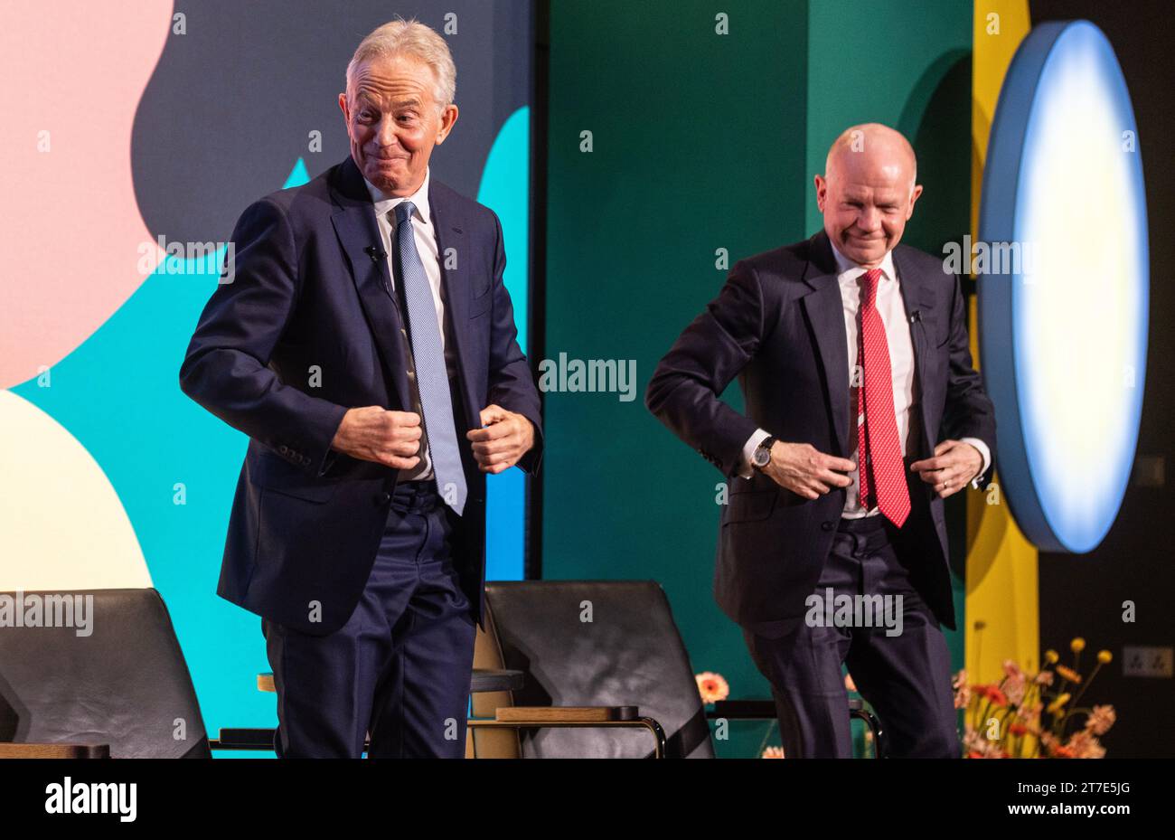 Tony Blair (à gauche) et William Hague au Shaping US National Symposium au Design Museum de Londres. Date de la photo : mercredi 15 novembre 2023. Banque D'Images