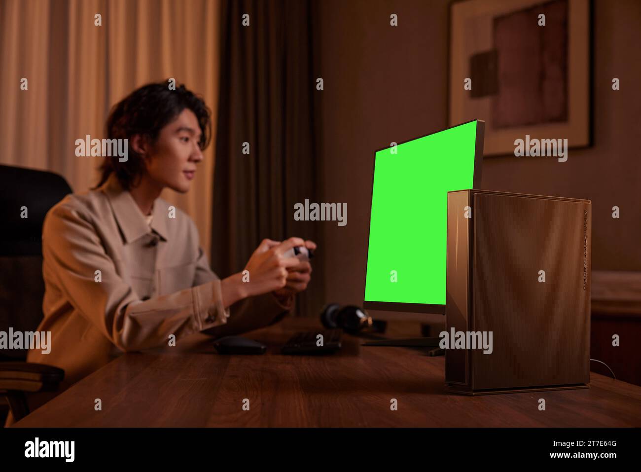 Les gens regardent et apprécient à côté de la télévision, moniteur avec écran vert Banque D'Images
