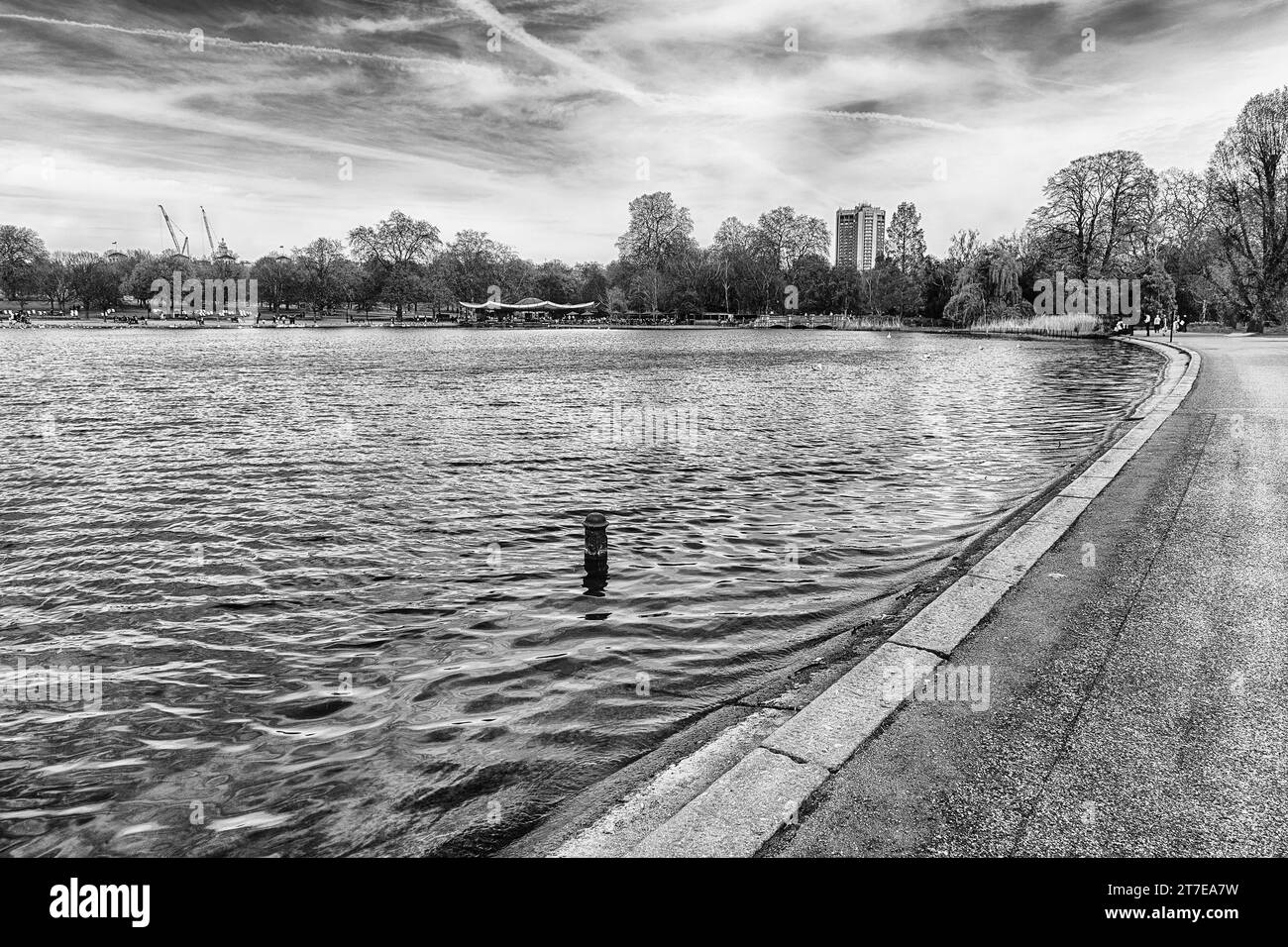 Marche sur le côté de la Serpentine, lac de loisirs à Hyde Park, Londres, Angleterre, Royaume-Uni Banque D'Images