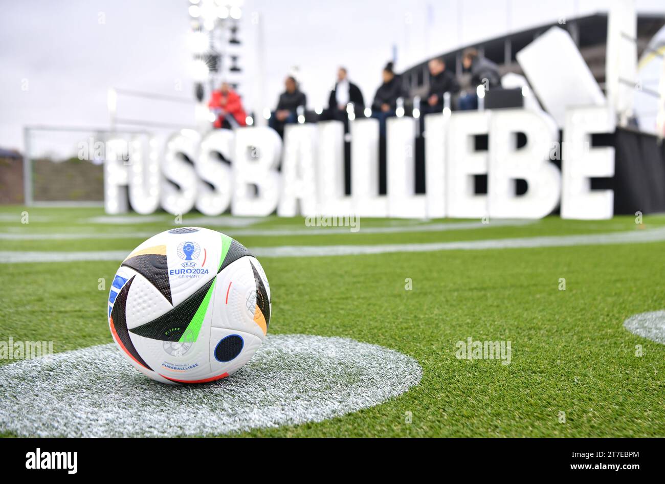 Berlin, Allemagne. 15 novembre 2023. La photo prise le 15 novembre 2023 montre un ballon de match officiel de l'UEFA EURO 2024 lors de l'événement de dévoilement du ballon de match officiel de l'UEFA EURO 2024 à Berlin, Allemagne, le 15 novembre 2023. Crédit : REN Pengfei/Xinhua/Alamy Live News Banque D'Images