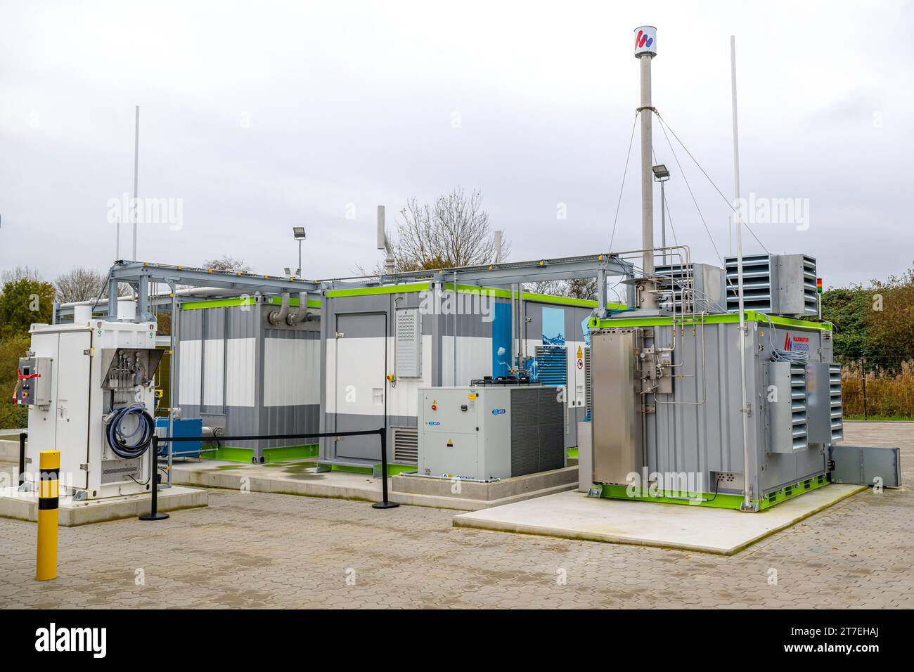 Cuxhaven, Allemagne. 15 novembre 2023. Une usine de production d’hydrogène vert, un électrolyseur de la société Turneo, est mise en service. Lors d'une conférence à Cuxhaven, des représentants des cinq États du nord de l'Allemagne et de l'industrie discutent du développement d'une économie de l'hydrogène. Crédit : Sina Schuldt/dpa/Alamy Live News Banque D'Images