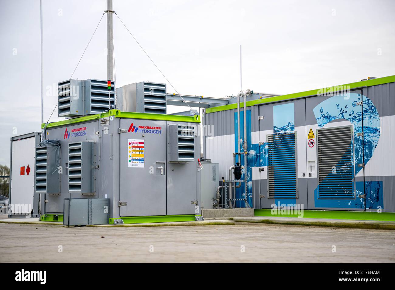 Cuxhaven, Allemagne. 15 novembre 2023. Une usine de production d’hydrogène vert, un électrolyseur de la société Turneo, est mise en service. Lors d'une conférence à Cuxhaven, des représentants des cinq États du nord de l'Allemagne et de l'industrie discutent du développement d'une économie de l'hydrogène. Crédit : Sina Schuldt/dpa/Alamy Live News Banque D'Images