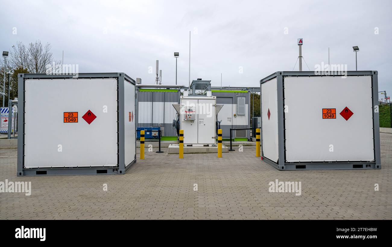 Cuxhaven, Allemagne. 15 novembre 2023. Une usine de production d’hydrogène vert, un électrolyseur de la société Turneo, est mise en service. Lors d'une conférence à Cuxhaven, des représentants des cinq États du nord de l'Allemagne et de l'industrie discutent du développement d'une économie de l'hydrogène. Crédit : Sina Schuldt/dpa/Alamy Live News Banque D'Images
