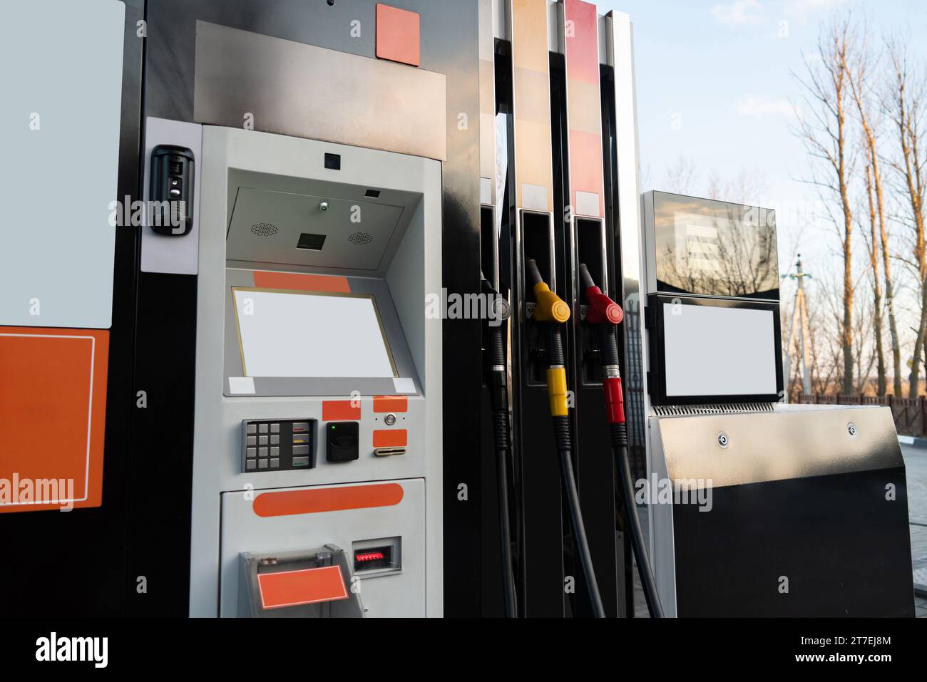 Station de remplissage en libre-service avec écran tactile. Banque D'Images