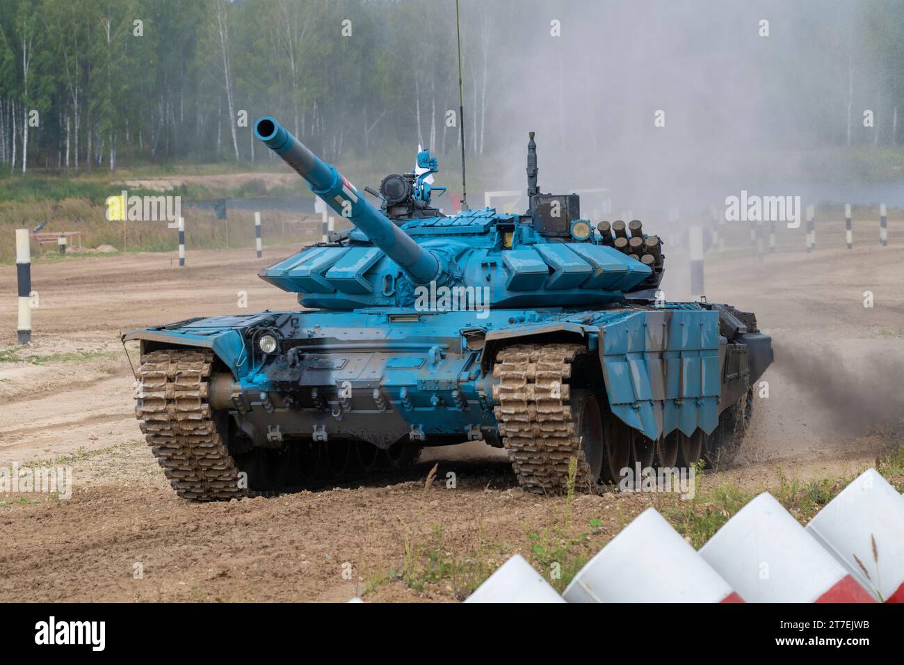ALABINO, RUSSIE - 19 AOÛT 2022 : char T-72B3 de couleur bleue sur la piste de biathlon de char. Jeux de guerre 2022 Banque D'Images