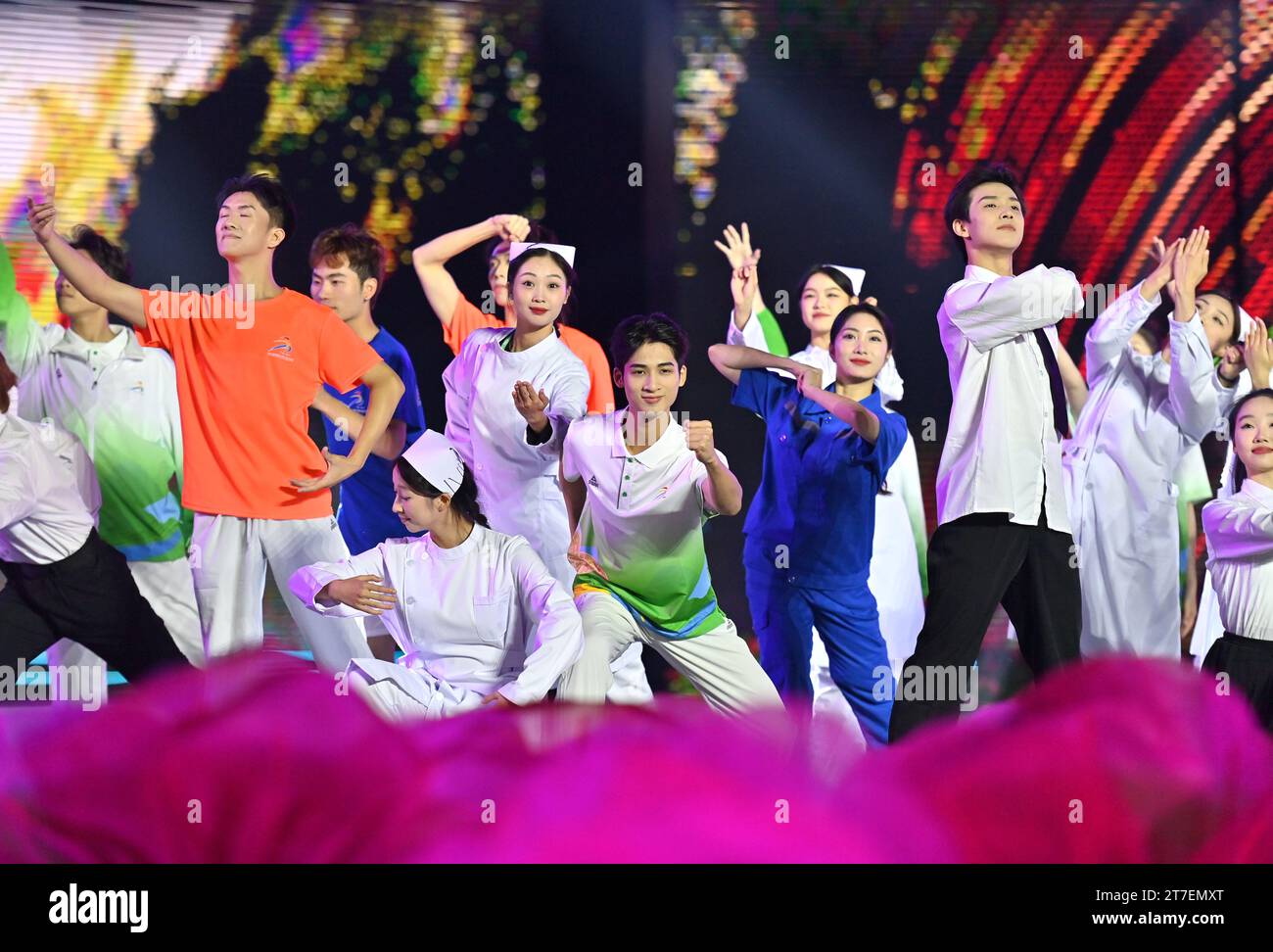 Nanning. 15 novembre 2023. Des artistes se produisent lors de la cérémonie de clôture des premiers Jeux étudiants (jeunes) de Chine à Nanning, dans la région autonome de Guangxi Zhuang, dans le sud de la Chine, le 15 novembre 2023. Crédit : Zhou Hua/Xinhua/Alamy Live News Banque D'Images
