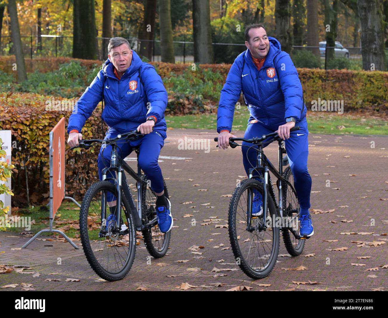 ZEIST - (de gauche à droite) Leeroy Echteld, entraîneur adjoint du Jong Oranje, Khalid Benlahsen, entraîneur du gardien de but du Jong Oranje, lors d'une séance d'entraînement du Jong Oranje sur le campus du KNVB le 15 novembre 2023 à Zeist, aux pays-Bas. Les juniors néerlandais se préparent pour les matchs de qualification du Championnat d'Europe contre Jong Gibraltar et Jong Sweden. ANP | Hollandse Hoogte | GERRIT VAN COLOGNE Banque D'Images