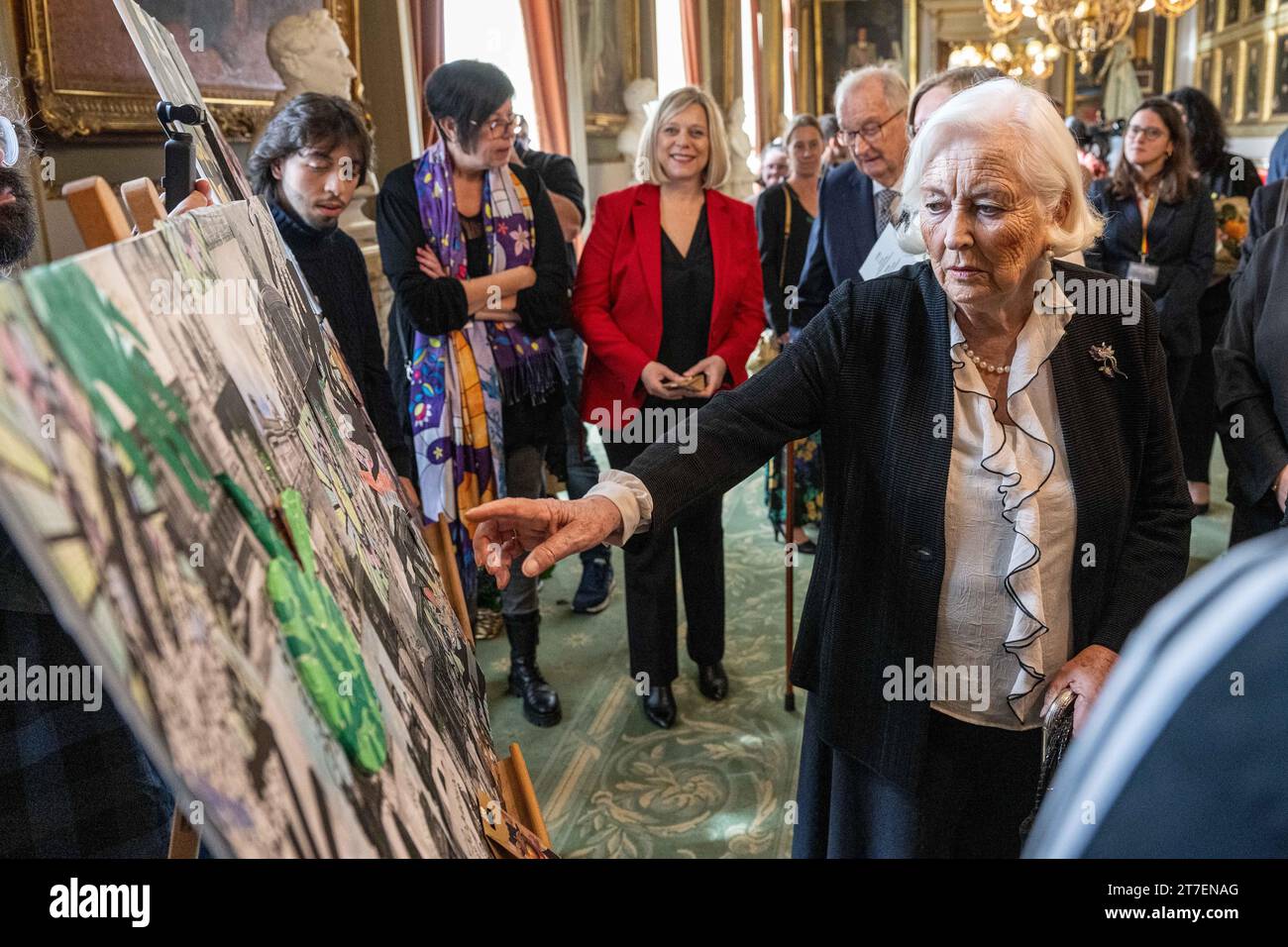 Bruxelles, Belgique. 15 novembre 2023. Le roi Albert II de Belgique et la reine Paola de Belgique visitent une exposition d'art réalisée par des élèves de 4 écoles belges lors de la célébration de la fête du roi, au Parlement fédéral à Bruxelles, le mercredi 15 novembre 2023. BELGA PHOTO JONAS ROOSENS crédit : Belga News Agency/Alamy Live News Banque D'Images