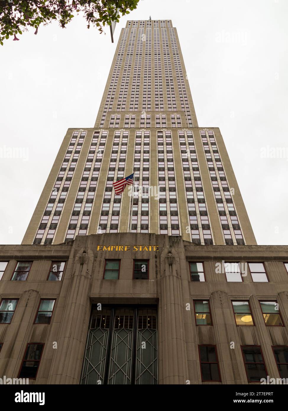 Vue à angle bas de l'Empire State Building, Manhattan, New York, USA. Banque D'Images