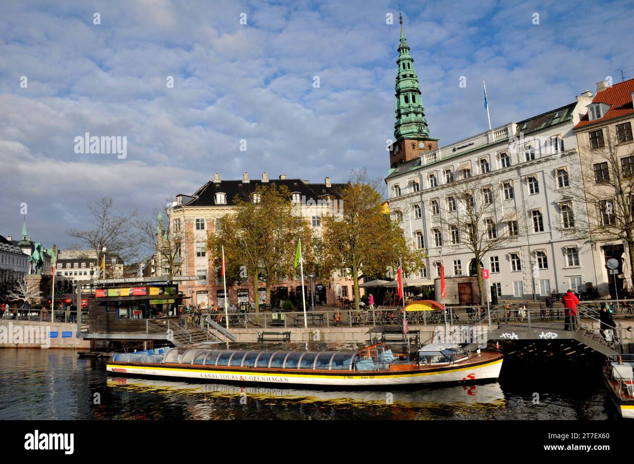 Copenhague, Danemark /15 novembre 2023/. Visites touristiques d'automne sur les canaux Copenhague excursions en bateau et visites touristiques en bus dans le canal ved stranhd dans le château de christiansborg au Parlement danois. Photo.Francis Joseph Dean/Dean Pictures crédit : Imago/Alamy Live News Banque D'Images