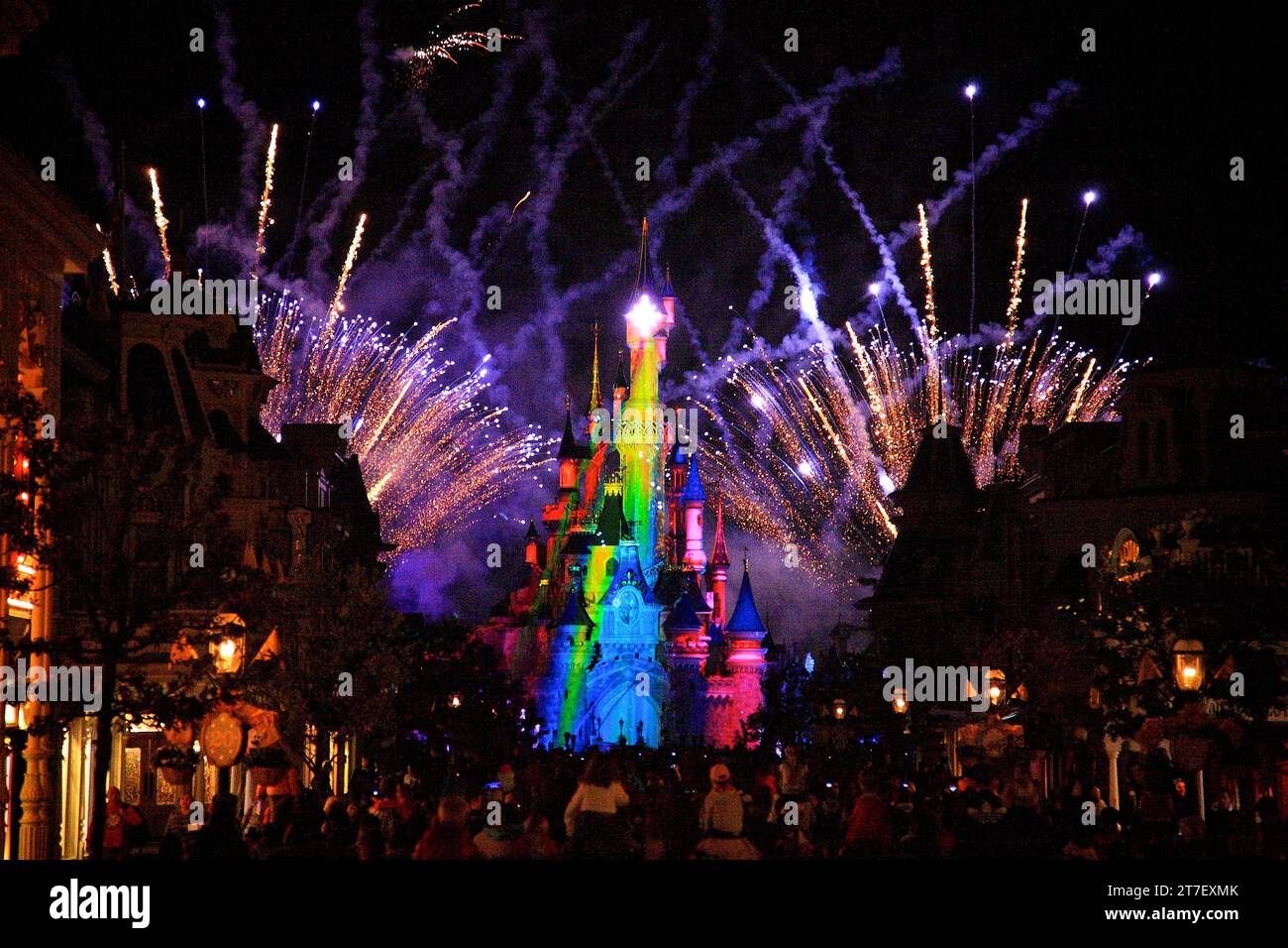 feu d'artifice à euro disney avec château et foule de spectateurs en vue Banque D'Images