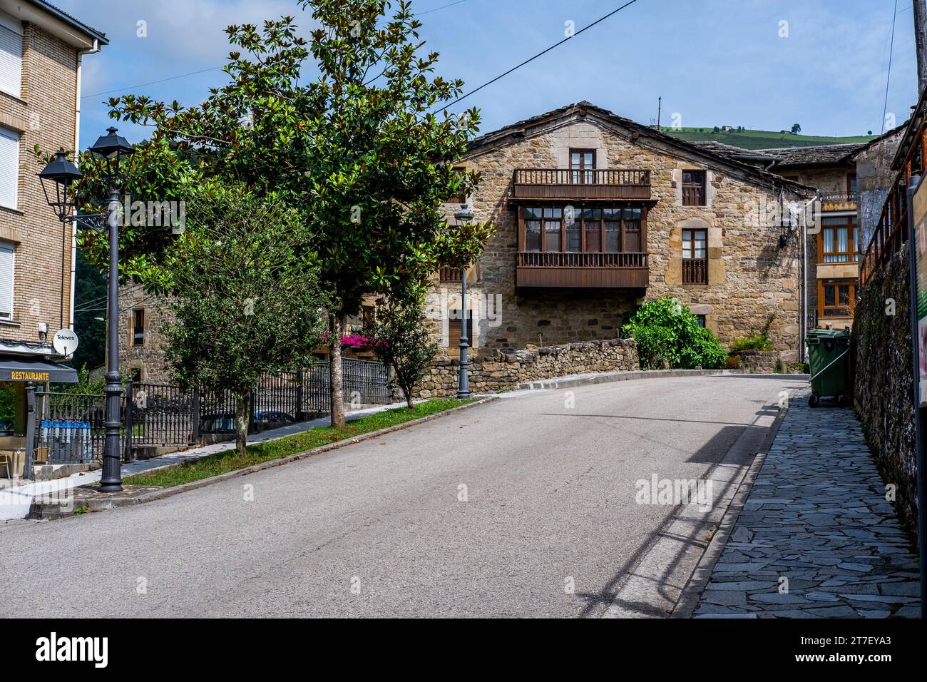 Sérénité dans pas Valley : capturer la beauté intemporelle d'un hameau rustique et d'une maison vintage en Cantabrie, Espagne Banque D'Images