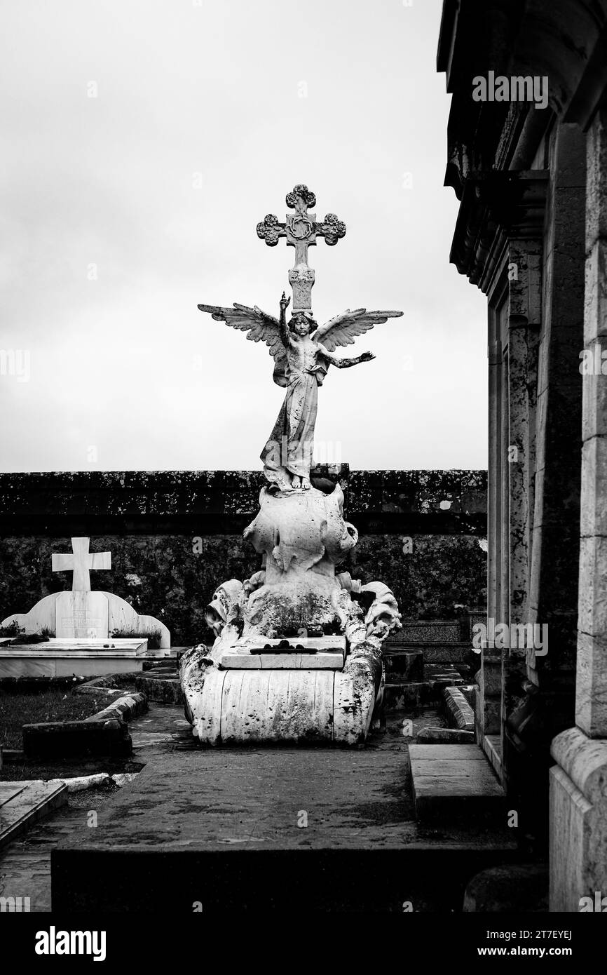 Image en noir et blanc d'une tombe du cimetière de Comillas en Cantabrie, Espagne. Qui contient la sculpture d'un ange. Banque D'Images