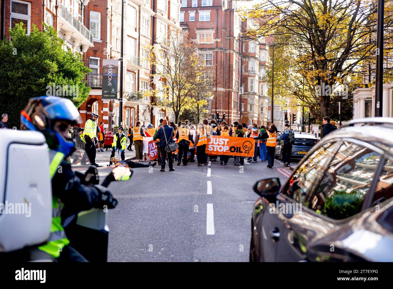 Londres, Royaume-Uni. 15 novembre 2023. Les manifestants de Just Stop Oil bloquent la circulation lors de la manifestation dans le centre de Londres. Les militants étudiants de Just Stop Oil manifestent sur Cromwell Road à Earls court tôt ce matin à l'heure de pointe dans le cadre de leurs marches lentes de trois semaines. Le groupe appelle le gouvernement britannique à mettre fin à toutes les futures licences de combustibles fossiles et promet de poursuivre ses actions jusqu'à ce que cela se produise. Crédit : SOPA Images Limited/Alamy Live News Banque D'Images