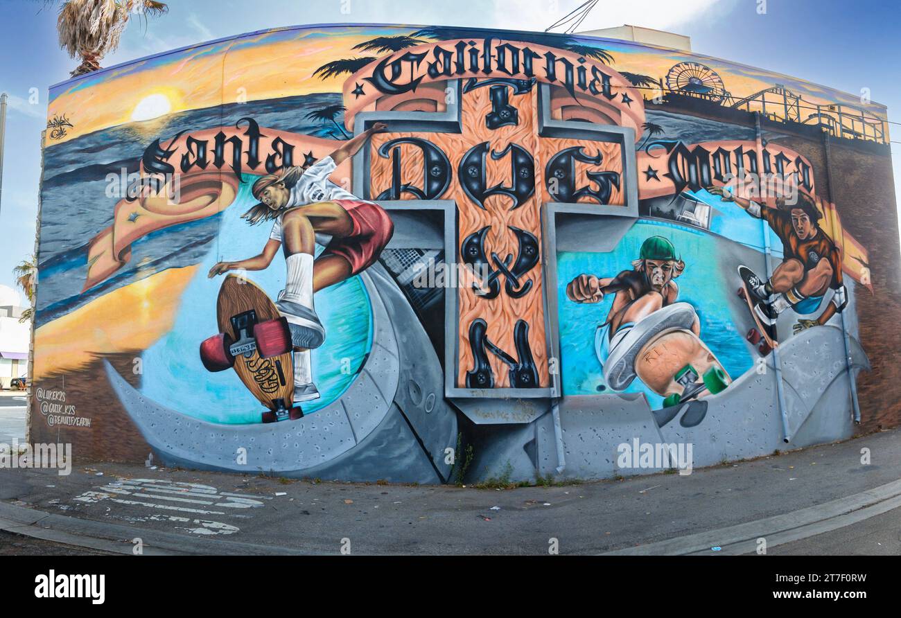 panorama grand angle de peintures murales géantes peintes à los angeles en californie avec skateboarders et script de santa monica dog town Banque D'Images