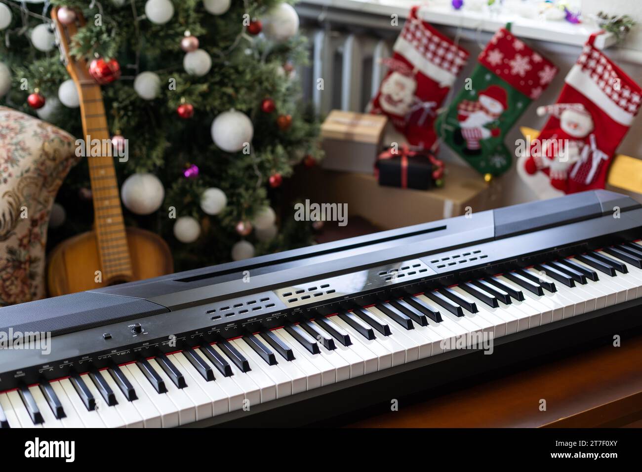 Clavier piano avec décoration de Noël, closeup Banque D'Images